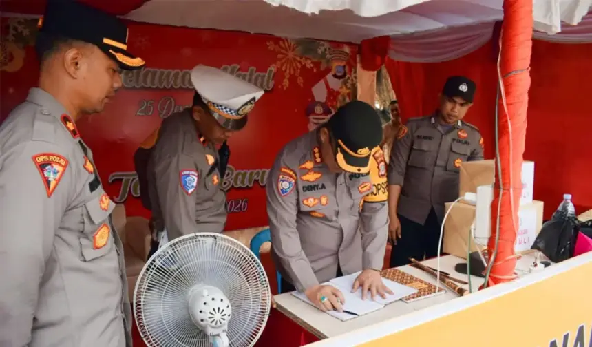 Kapolresta Palu Kombes Pol Deny Abrahams mengisi buku tamu saat melakukan inspeksi ke salah satu Pos Pengamanan Natura di Palu, Rabu (24/12/2025). (©Humas Polresta Palu)