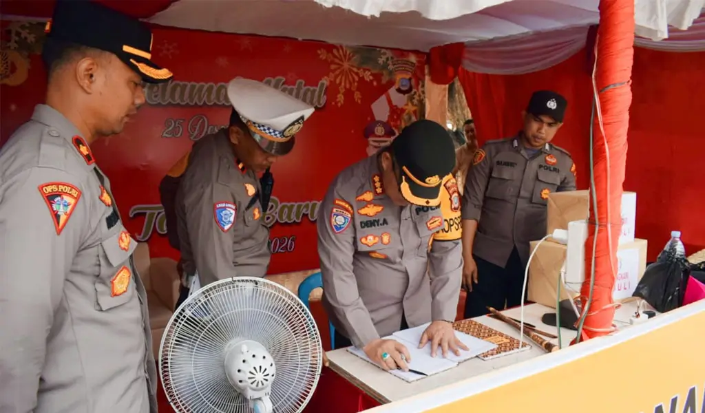 Kapolresta Palu Kombes Pol Deny Abrahams mengisi buku tamu saat melakukan inspeksi ke salah satu Pos Pengamanan Natura di Palu, Rabu (24/12/2025). (©Humas Polresta Palu)
