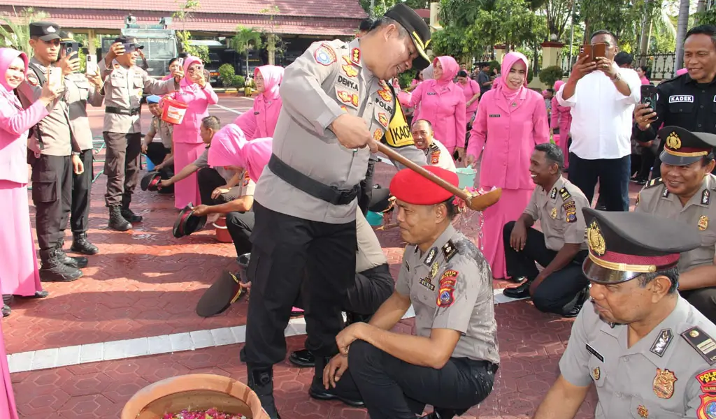 Kapolresta Palu Kombes Pol Deny Abrahams menyiramkan air kembang kepada personel yang naik pangkat di Mapolresta Palu, Rabu (31/12/2025). (©Humas Polresta Palu)