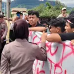 Sejumlah warga yang tergabung dalam Aliansi Rakyat Bersatu Kecamatan Kasimbar berunjuk rasa menolak aktivitas PETI di wilayahnya, Senin (22/12/2025). (©Polres Parimo)