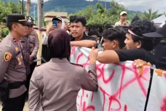 Sejumlah warga yang tergabung dalam Aliansi Rakyat Bersatu Kecamatan Kasimbar berunjuk rasa menolak aktivitas PETI di wilayahnya, Senin (22/12/2025). (©Polres Parimo)