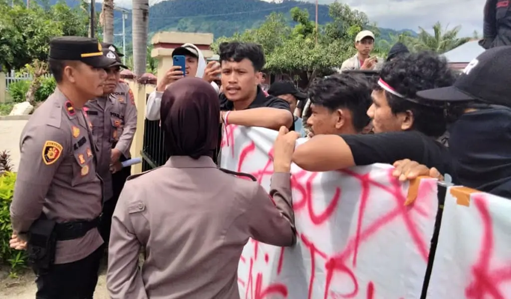 Warga Kasimbar Gelar Aksi Tolak Pertambangan Emas Tanpa Izin