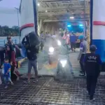 Pengamanan arus penumpang dan barang di pelabuhan. (©Humas Polresta Palu)