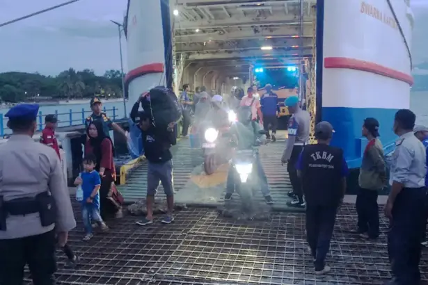 Pengamanan arus penumpang dan barang di pelabuhan. (©Humas Polresta Palu)