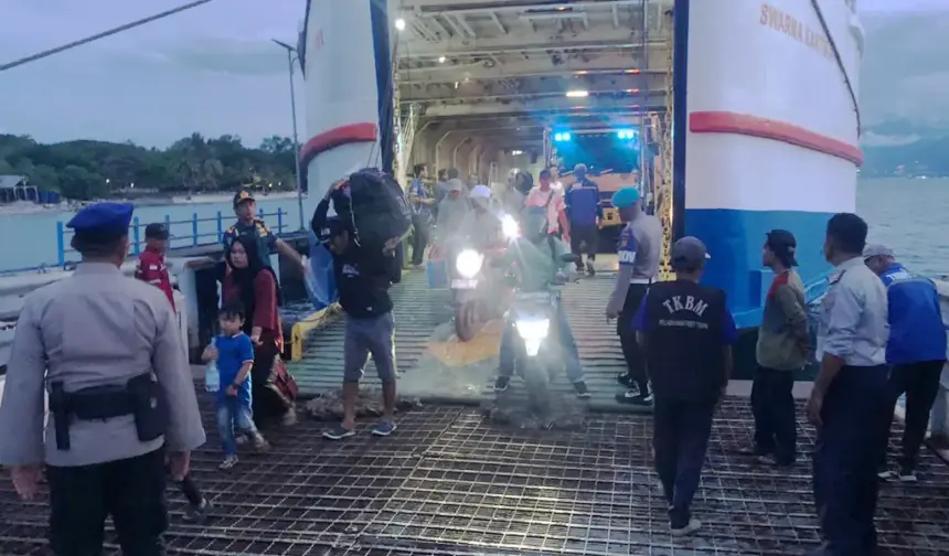 Pengamanan arus penumpang dan barang di pelabuhan. (©Humas Polresta Palu)