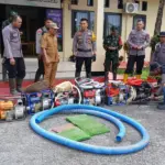 Tim gabungan menata mesin alkon yang disita pada penertiban PETI di Kasimbar, Parigi Moutong, Selasa (16/12/2025). (©Humas Polres Parimo)
