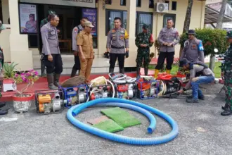 Tim gabungan menata mesin alkon yang disita pada penertiban PETI di Kasimbar, Parigi Moutong, Selasa (16/12/2025). (©Humas Polres Parimo)