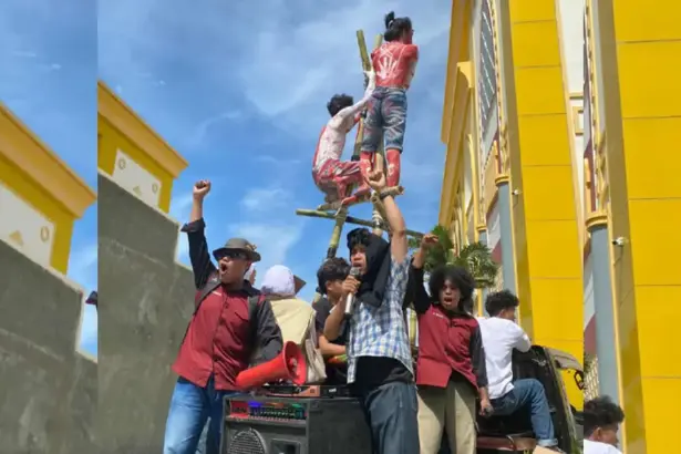 Aksi aktivis MANPA UIN Datokarama memperingati Hari Aids Sedunia di kampus UIN Datokarama Palu, Senin (1/12/2025). (©MANPA UIN DK)