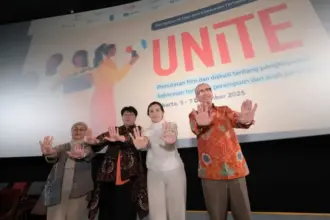 Ciptasari Prabawanti, Direktur Yayasan Siklus Sehat Indonesia; Perwakilan UN Women Indonesia sekaligus Liaison untuk ASEAN, Ulziisuren Jamsran; Wakil Menteri Pemberdayaan Perempuan dan Perlindungan Anak, Veronica Tan; serta Kepala Perwakilan UNFPA di Indonesia, Hassan Mohtashami, pada UNiTE 2025 Film Screening and Discussion dalam rangka 16 Hari Anti Kekerasan terhadap Perempuan. (©UN Woman/Putra Johan)