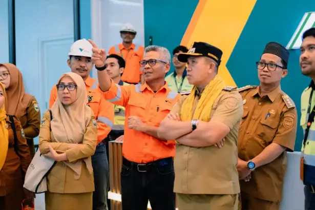 Bupati Morowali, Iksan Baharudin Abdul Rauf saat mengunjungi PT Vale Indonesia IGP Morowali, Selasa (23/12/2025). (©PT Vale Indonesia)