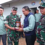 Pangdam XIV/Hasanuddin Mayjen TNI Bangun Nawoko menyerahkan cinderamata saat berkunjung ke PT Vale Indonesia di Pomala. (©PT Vale Indonesia)