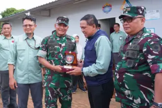 Pangdam XIV/Hasanuddin Mayjen TNI Bangun Nawoko menyerahkan cinderamata saat berkunjung ke PT Vale Indonesia di Pomala. (©PT Vale Indonesia)