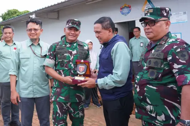 Pangdam XIV/Hasanuddin Mayjen TNI Bangun Nawoko menyerahkan cinderamata saat berkunjung ke PT Vale Indonesia di Pomala. (©PT Vale Indonesia)