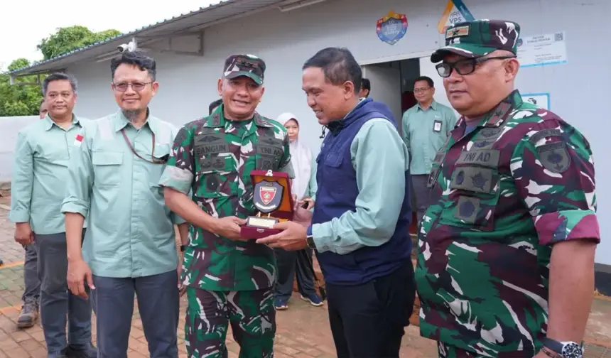 Pangdam XIV/Hasanuddin Mayjen TNI Bangun Nawoko menyerahkan cinderamata saat berkunjung ke PT Vale Indonesia di Pomala. (©PT Vale Indonesia)