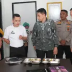 Wamendagri Akhmad Wiyagus (tengah) didampingi Kapolda Sulteng Irjen Pol Endi Sutendi (kanan) dan Wagub Sulteng Reny A Lamadjido (kiri) di SPPG Polri di Palu, Kamis (4/12/2025). (©Humas Polda Sutleng)