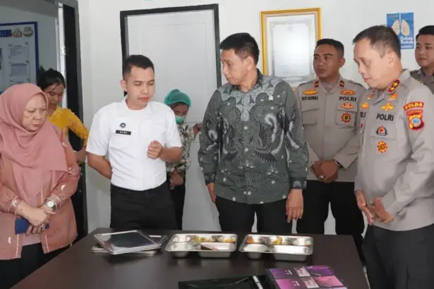 Wamendagri Akhmad Wiyagus (tengah) didampingi Kapolda Sulteng Irjen Pol Endi Sutendi (kanan) dan Wagub Sulteng Reny A Lamadjido (kiri) di SPPG Polri di Palu, Kamis (4/12/2025). (©Humas Polda Sutleng)