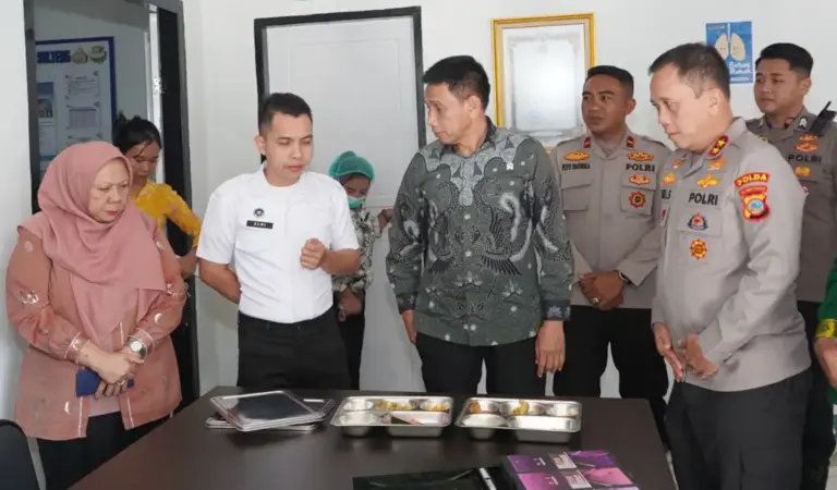 Wamendagri Akhmad Wiyagus (tengah) didampingi Kapolda Sulteng Irjen Pol Endi Sutendi (kanan) dan Wagub Sulteng Reny A Lamadjido (kiri) di SPPG Polri di Palu, Kamis (4/12/2025). (©Humas Polda Sutleng)