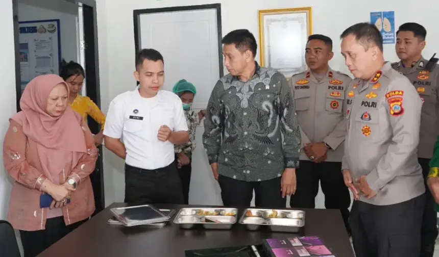 Wamendagri Akhmad Wiyagus (tengah) didampingi Kapolda Sulteng Irjen Pol Endi Sutendi (kanan) dan Wagub Sulteng Reny A Lamadjido (kiri) di SPPG Polri di Palu, Kamis (4/12/2025). (©Humas Polda Sutleng)