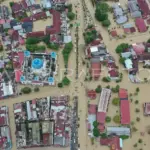 Foto udara pemukiman penduduk yang terendam banjir di Lhoksukon, Aceh Utara, Aceh, Selasa (26/12/2023). Berdasarkan data dari BPBD Kabupaten Aceh Utara sebanyak 1.504 jiwa atau 5.583 kepala keluarga mengungsi dan 11.852 jiwa atau 40.435 kepala keluarga terdampak banjir tersebut. ANTARA FOTO/Mirza Baihaqie/Lmo/foc.