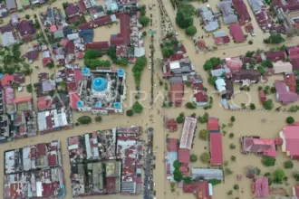 Foto udara pemukiman penduduk yang terendam banjir di Lhoksukon, Aceh Utara, Aceh, Selasa (26/12/2023). Berdasarkan data dari BPBD Kabupaten Aceh Utara sebanyak 1.504 jiwa atau 5.583 kepala keluarga mengungsi dan 11.852 jiwa atau 40.435 kepala keluarga terdampak banjir tersebut. ANTARA FOTO/Mirza Baihaqie/Lmo/foc.