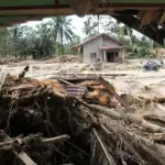 Warga melintas di area rumah yang terdampak banjir bandang di Desa Aek Garoga, Kecamatan Batang Toru, Tapanuli Selatan, Sumatera Utara, Senin (1/12/2025). Berdasarkan data dari BPBD Tapanuli Selatan Senin (1/12) diwilayahnya sebanyak 50 orang meninggal dunia dan 46 orang belum ditemukan akibat bencana banjir bandang dan longsor pada Selasa (25/11).ANTARA FOTO/Yudi Manar/YU