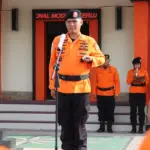 Kepala Basarnas Palu Moh Rizal memimpin apel siaga Nataru di Halaman Kantor Basrnas Palu, Jumat (19/12/2025). (©Basarnas Palu)