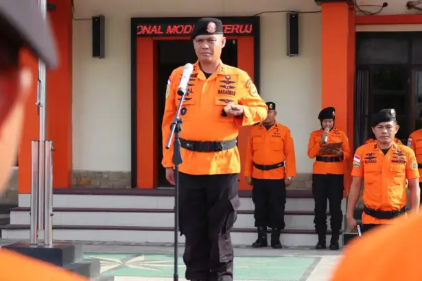 Kepala Basarnas Palu Moh Rizal memimpin apel siaga Nataru di Halaman Kantor Basrnas Palu, Jumat (19/12/2025). (©Basarnas Palu)