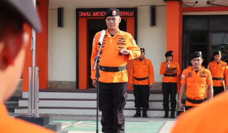 Kepala Basarnas Palu Moh Rizal memimpin apel siaga Nataru di Halaman Kantor Basrnas Palu, Jumat (19/12/2025). (©Basarnas Palu)
