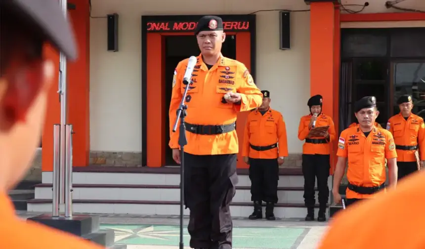 Kepala Basarnas Palu Moh Rizal memimpin apel siaga Nataru di Halaman Kantor Basrnas Palu, Jumat (19/12/2025). (©Basarnas Palu)