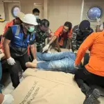 Proses evakuasi penumpang yang meninggal di KM Tilongkabila di Pelabuhan Luwuk, JUmat (19/1`2/2025). (©Basarnas Palu)