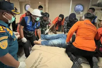 Proses evakuasi penumpang yang meninggal di KM Tilongkabila di Pelabuhan Luwuk, JUmat (19/1`2/2025). (©Basarnas Palu)