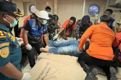 Proses evakuasi penumpang yang meninggal di KM Tilongkabila di Pelabuhan Luwuk, JUmat (19/1`2/2025). (©Basarnas Palu)