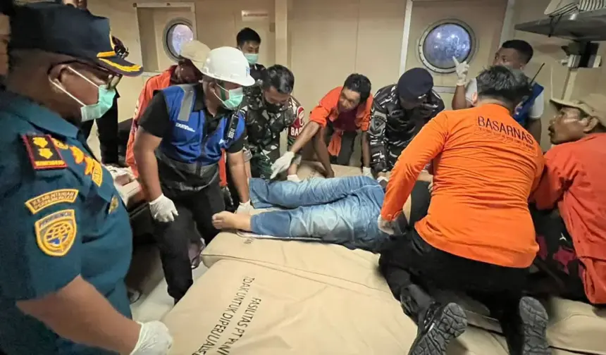 Proses evakuasi penumpang yang meninggal di KM Tilongkabila di Pelabuhan Luwuk, JUmat (19/1`2/2025). (©Basarnas Palu)