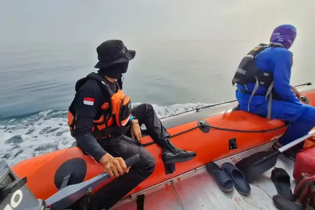Operasi pencarian nelayan yang dilaporkan hilang di perairan Morowali, Minggu (7/12/2025). (©Basarnas Palu)