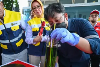 Kepala Poskonas Sektor ESDM BPH Migas Erika Retnowati (kedua kiri) menyeksikan pengukuran kualitas Pertamax saat melakukan inspeksi di salah satu SPBU di Palu, Senin (22/12/2025). (©bmzIMAGES/Basri Marzuki)