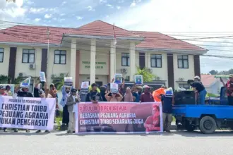Aksi solidaritas menuntut pembebasa Christian Toibo di depan PN Poso, Kamis (18/12/2025). (©Pengacara Hijau Indonesia)