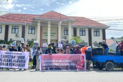 Aksi solidaritas menuntut pembebasa Christian Toibo di depan PN Poso, Kamis (18/12/2025). (©Pengacara Hijau Indonesia)