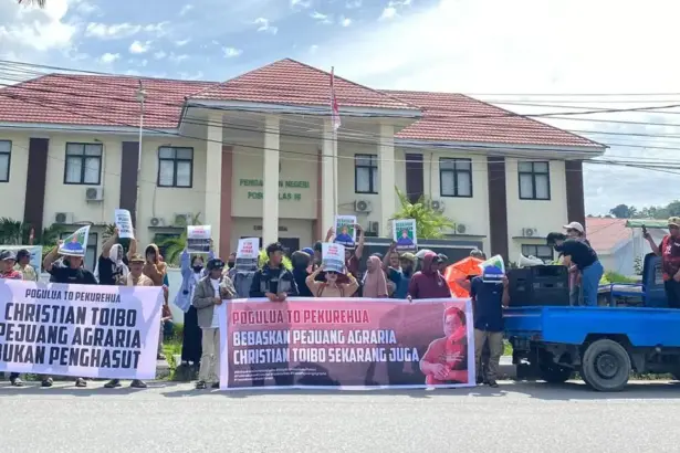 Aksi solidaritas menuntut pembebasa Christian Toibo di depan PN Poso, Kamis (18/12/2025). (©Pengacara Hijau Indonesia)