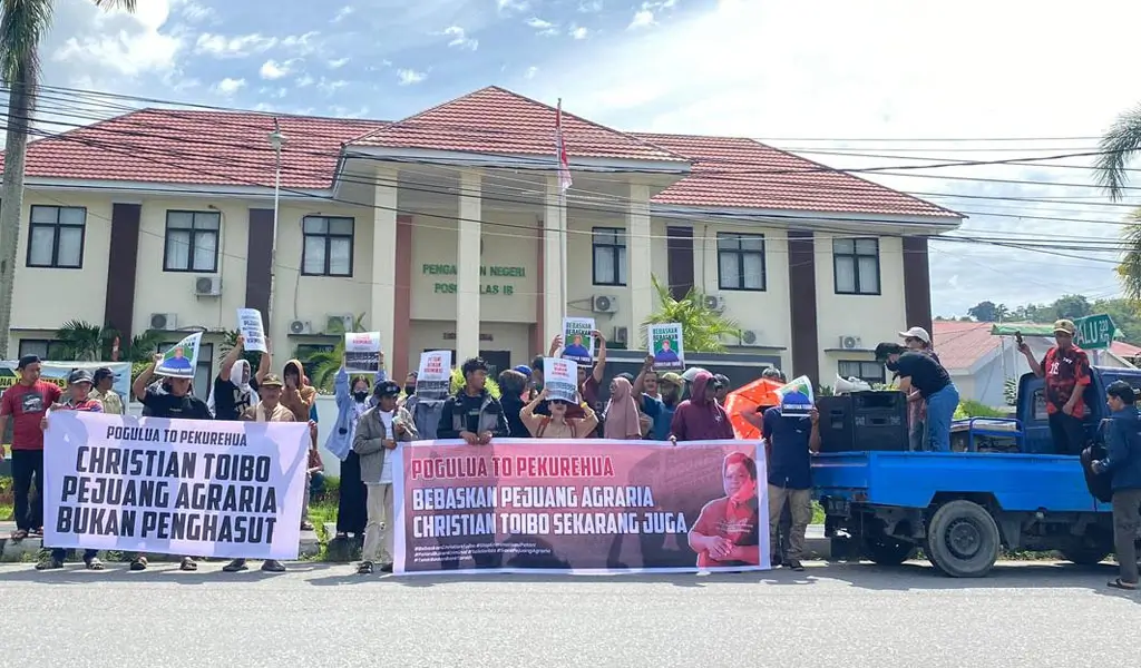 Aksi solidaritas menuntut pembebasa Christian Toibo di depan PN Poso, Kamis (18/12/2025). (©Pengacara Hijau Indonesia)