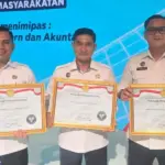 Tiga pimpinan UPT Pemasyarakatan menunjukkan piagam penghagraan setelah meraih predikat WBK pada Rakor dan Evaluasi Pengendalian Kinerja 2025 di Jakarta, Selasa (16/12/2025). (©Humas Kanwil Ditjenpas Sulteng)