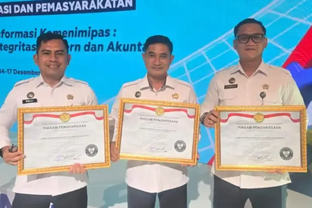 Tiga pimpinan UPT Pemasyarakatan menunjukkan piagam penghagraan setelah meraih predikat WBK pada Rakor dan Evaluasi Pengendalian Kinerja 2025 di Jakarta, Selasa (16/12/2025). (©Humas Kanwil Ditjenpas Sulteng)