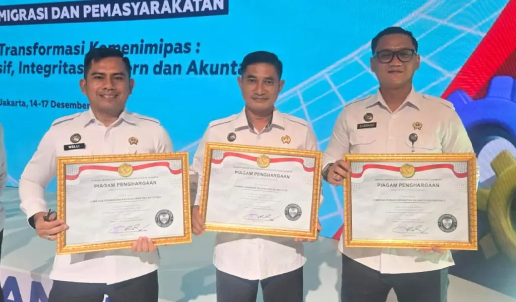 Tiga pimpinan UPT Pemasyarakatan menunjukkan piagam penghagraan setelah meraih predikat WBK pada Rakor dan Evaluasi Pengendalian Kinerja 2025 di Jakarta, Selasa (16/12/2025). (©Humas Kanwil Ditjenpas Sulteng)