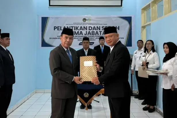 Pelantikan dan serah terima jabatan dua Kepala UPT Pemasyarakatan di Aula Kanwil Ditjenpas Sulteng, Selasa (23/12/2025). (©Humas Ditjenpas Sulteng)