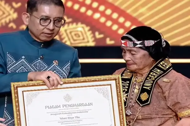 Menteri Kevudayaa Fadli Zon menyerahkan piagam penghargaan kepada maestro seni asal Sulteng Ina Tobai atas dedikasinya menjaga dan melestrikan trasdisi pembuatan kain kulit kayu di Jakarta, rabu (17/12/2025). (©Tangkapan layar Kemenbud)