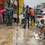 TNI bersama masyarakat membersihkan sampah di Pasar Manonda memperingati Hari Juang TNi AD, Selasa (9/12/2025). (©Penrem 132)
