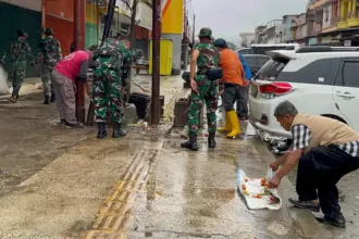 TNI bersama masyarakat membersihkan sampah di Pasar Manonda memperingati Hari Juang TNi AD, Selasa (9/12/2025). (©Penrem 132)