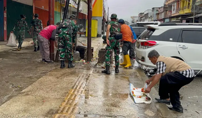 TNI bersama masyarakat membersihkan sampah di Pasar Manonda memperingati Hari Juang TNi AD, Selasa (9/12/2025). (©Penrem 132)