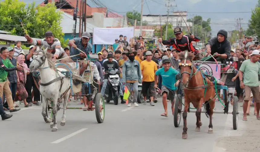Peserta memacu dokarnya pad abalap dokar di Palu, Sabtu (27/12/2025). (©FB/Armin Amiruddin)