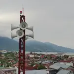 Menara peringatan dini tsunami di Kampung Lere yang tidak berfungsi lagi karena kabelnya dicuri oknum tak bertanggungjawab, Minggu (30/11/2025). (©bmzIMAGES/Basri Marzuki)