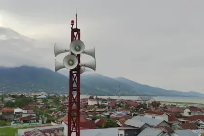 Menara peringatan dini tsunami di Kampung Lere yang tidak berfungsi lagi karena kabelnya dicuri oknum tak bertanggungjawab, Minggu (30/11/2025). (©bmzIMAGES/Basri Marzuki)